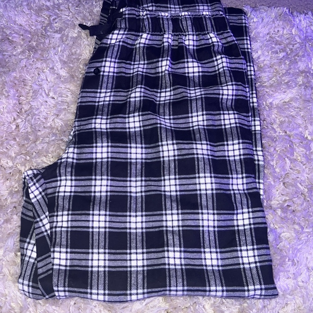 I’m selling these pair of pajamas i got from macys, never wore them.